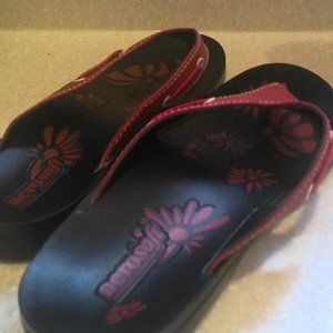 AEROSOFT BLACK AND RED SANDALS WITH RED FLOWER DESIGN ON INNER SOLE-SIZE 8-NEW